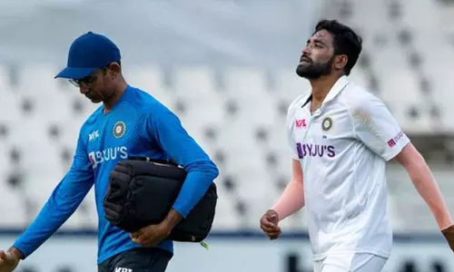 പിച്ച് പേസര്‍മാരുടെ പറുദീസ; സിറാജിന്‍റെ പരിക്കില്‍ ഇന്ത്യന്‍ ക്യാമ്പ് ആശങ്കയില്‍