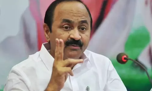 ഗവര്ണര്ക്ക് രാജാവിനെക്കാള് വലിയ രാജഭക്തി; ആഞ്ഞടിച്ച് പ്രതിപക്ഷ നേതാവ് ഗവര്ണര്ക്ക് രാജാവിനെക്കാള് വലിയ രാജഭക്തി; ആഞ്ഞടിച്ച് പ്രതിപക്ഷ നേതാവ്