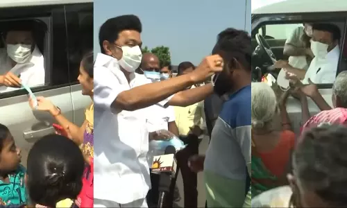 മാസ്കില്ലാതെ പൊതുജനം, വഴിയരികില് തമിഴ്നാട് മുഖ്യന്റെ മാസ്ക് വിതരണം; വീഡിയോ വൈറൽ മാസ്കില്ലാതെ പൊതുജനം, വഴിയരികില് തമിഴ്നാട് മുഖ്യന്റെ മാസ്ക് വിതരണം; വീഡിയോ വൈറൽ