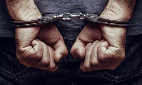 അപമര്യാദയായി പെരുമാറിയതിന് കേസ്