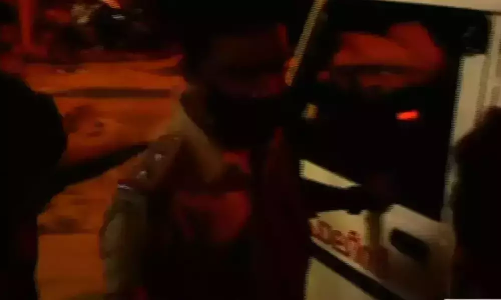 റിപ്പോര്ട്ടര് ടി.വി മാധ്യമപ്രവര്ത്തകനെതിരെ പൊലീസ് ആക്രമണം റിപ്പോര്ട്ടര് ടി.വി മാധ്യമപ്രവര്ത്തകനെതിരെ പൊലീസ് ആക്രമണം