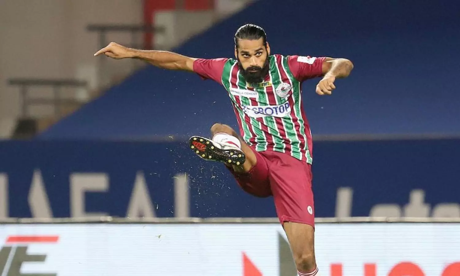 അവസരമില്ല, പിന്നെ പരിക്കും: സന്ദേശ് ജിങ്കന് നാട്ടിലേക്ക് മടങ്ങുന്നു അവസരമില്ല, പിന്നെ പരിക്കും: സന്ദേശ് ജിങ്കന് നാട്ടിലേക്ക് മടങ്ങുന്നു