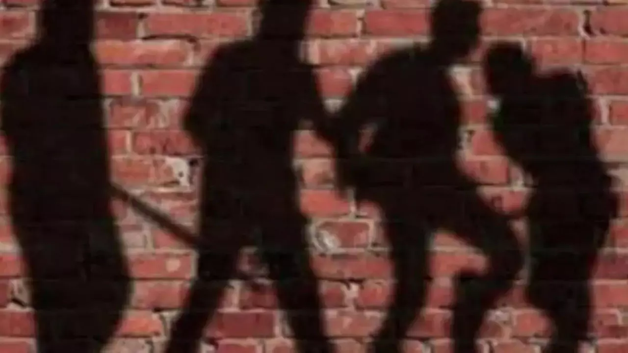 പൊലീസിന്റെ കാവല് എവിടെ...?; തലസ്ഥാനത്ത് പിടികിട്ടാപ്പുള്ളിയുടെ നേതൃത്വത്തിൽ വീണ്ടും ഗുണ്ടാ വിളയാട്ടം പൊലീസിന്റെ കാവല് എവിടെ...?; തലസ്ഥാനത്ത് പിടികിട്ടാപ്പുള്ളിയുടെ നേതൃത്വത്തിൽ വീണ്ടും ഗുണ്ടാ വിളയാട്ടം