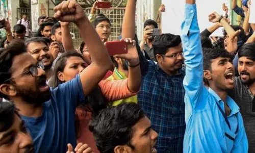 തൊഴിലില്ല; അലഹബാദിൽ യോഗിക്കെതിരെ തെരുവിലിറങ്ങി ആയിരങ്ങൾ