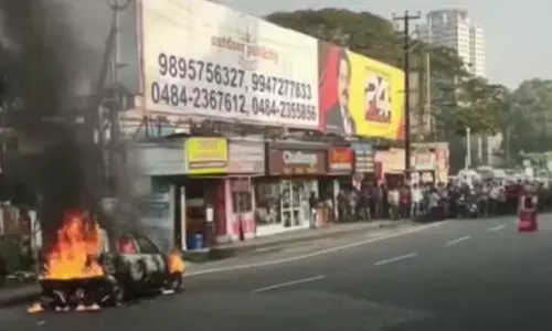 കൊച്ചിയിൽ ഓടിക്കൊണ്ടിരുന്ന കാറിന് തീപിടിച്ചു