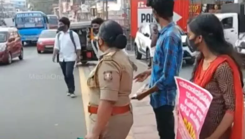 കാൽനട യാത്രക്കാർക്ക് സുരക്ഷയൊരുക്കാൻ മോട്ടോർ വാഹന വകുപ്പിന്റെ സേഫ് വാക്ക് പദ്ധതി കാൽനട യാത്രക്കാർക്ക് സുരക്ഷയൊരുക്കാൻ മോട്ടോർ വാഹന വകുപ്പിന്റെ സേഫ് വാക്ക് പദ്ധതി