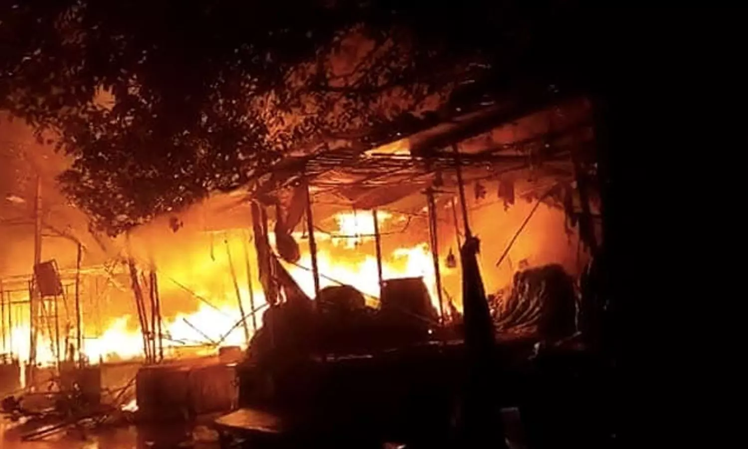 ഡല്ഹിയില് തീപിടിത്തം; തീ അണക്കാനുള്ള ശ്രമം തുടരുന്നു ഡല്ഹിയില് തീപിടിത്തം; തീ അണക്കാനുള്ള ശ്രമം തുടരുന്നു