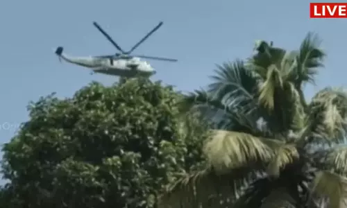 ഏറ്റുമാനൂരിന് സമീപം താഴ്ന്ന് പറന്ന ഹെലികോപ്റ്റർ പരിഭ്രാന്തി സൃഷ്ടിച്ചു ഏറ്റുമാനൂരിന് സമീപം താഴ്ന്ന് പറന്ന ഹെലികോപ്റ്റർ പരിഭ്രാന്തി സൃഷ്ടിച്ചു