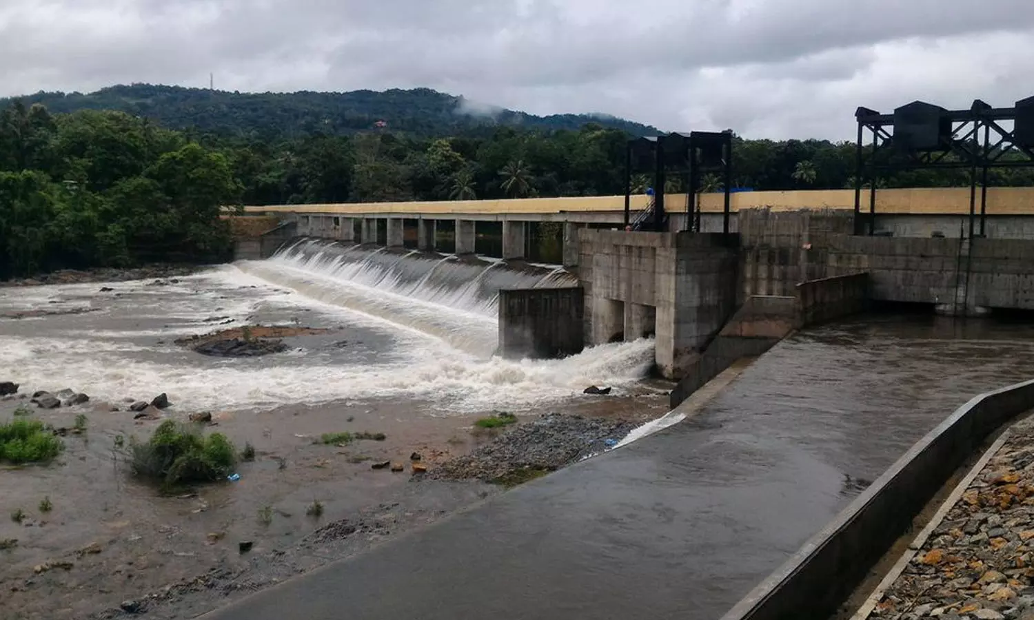 പെരുന്തേനരുവി ജല വൈദ്യുത പദ്ധതിയില്‍ ഉല്‍പാദനം  നിലച്ചിട്ട് മാസങ്ങൾ പിന്നിട്ടു