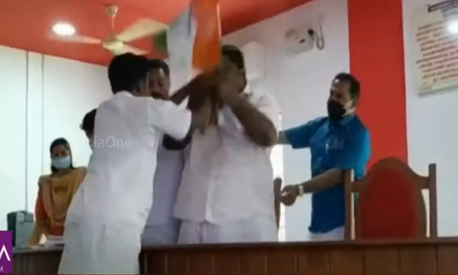 തിരുവനന്തപുരം തൊളിക്കോട് ഗ്രാമപഞ്ചായത്തിൽ കയ്യാങ്കളി; കോൺഗ്രസ് അംഗം ദേഹത്ത് പെട്രോൾ ഒഴിച്ചു തിരുവനന്തപുരം തൊളിക്കോട് ഗ്രാമപഞ്ചായത്തിൽ കയ്യാങ്കളി; കോൺഗ്രസ് അംഗം ദേഹത്ത് പെട്രോൾ ഒഴിച്ചു