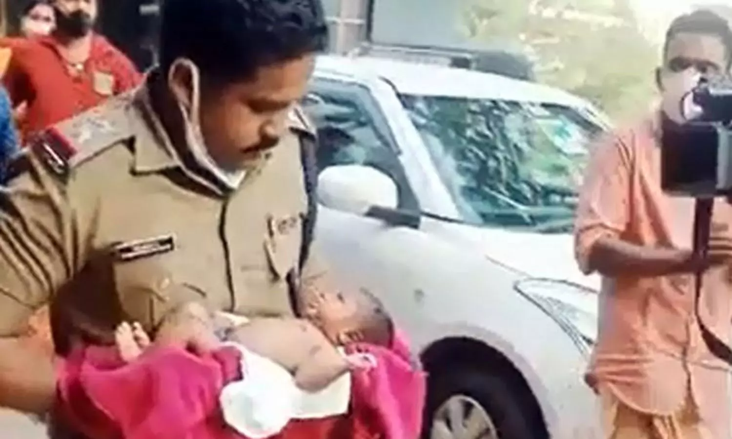 കയ്യടിയും സല്യൂട്ടുമായി നാട്ടുകാർ; ഗാന്ധിനഗർ സ്റ്റേഷനിലെ ആദ്യദിനം തന്നെ താരമായി എസ്.ഐ റെനീഷ് കയ്യടിയും സല്യൂട്ടുമായി നാട്ടുകാർ; ഗാന്ധിനഗർ സ്റ്റേഷനിലെ ആദ്യദിനം തന്നെ താരമായി എസ്.ഐ റെനീഷ്