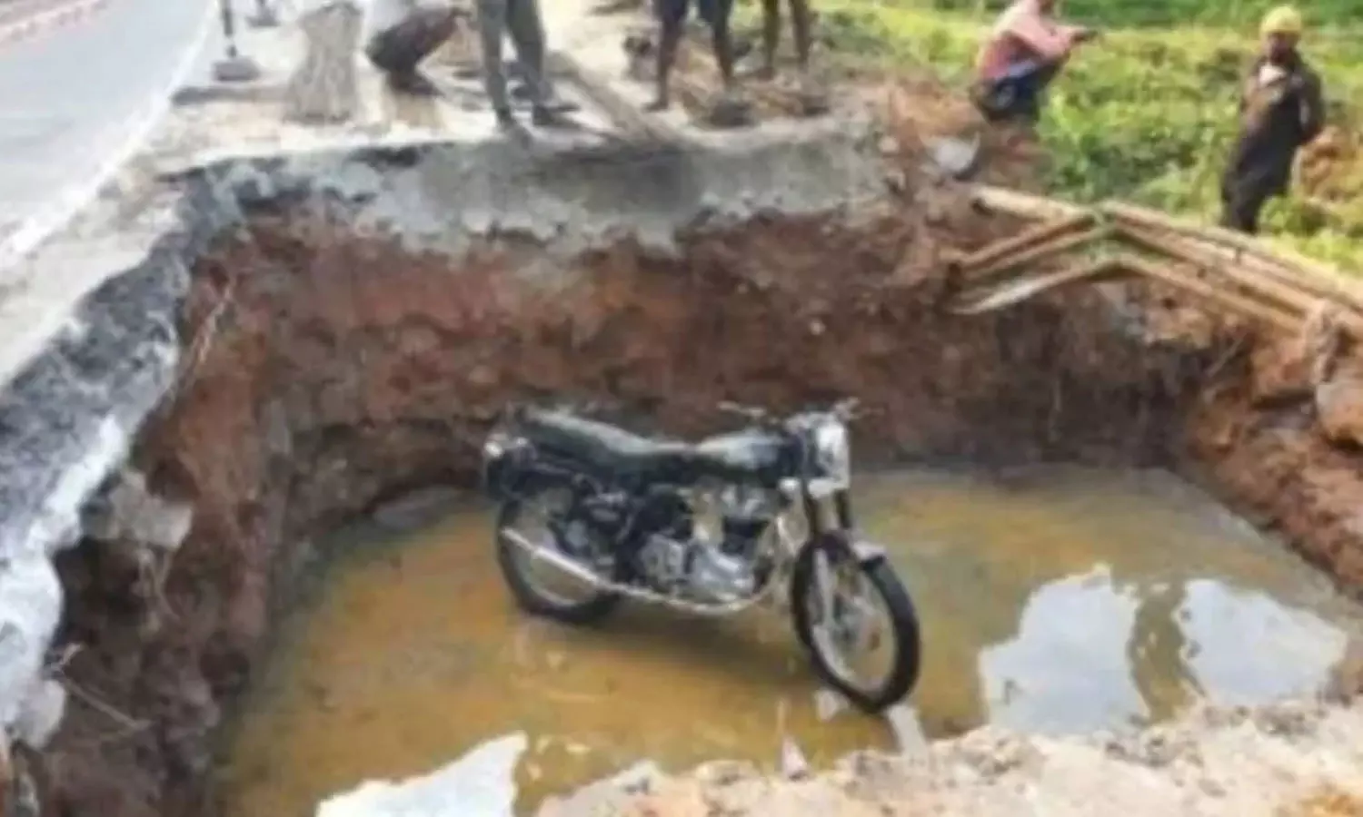 താമരശ്ശേരി കലുങ്ക് നിർമാണത്തിനെടുത്ത കുഴിയിൽ വീണ് ബൈക്ക് യാത്രികന് പരിക്കേറ്റ സംഭവം; അസിസ്റ്റന്റ് എൻജിനീയറെ സ്ഥലം മാറ്റി