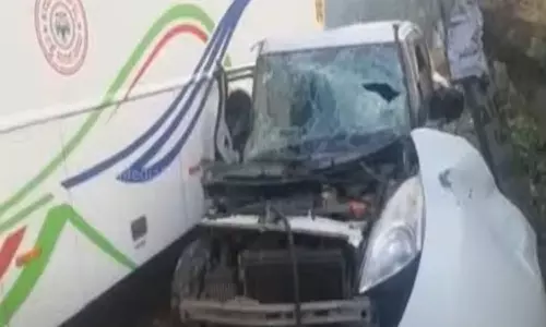 കണ്ണൂർ ഉളിയിൽ നിയന്ത്രണം വിട്ട കാർ നിർത്തിയിട്ട ബസിലിടിച്ച്  കണ്ടക്ടർ മരിച്ചു