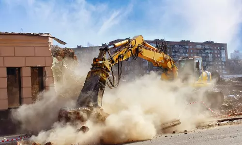 മുഹറഖിൽ പഴയ കെട്ടിടം മുനിസിപ്പാലിറ്റി പൊളിച്ചു മാറ്റി