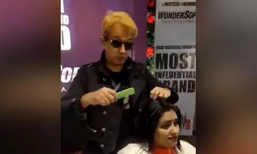 മുടിവെട്ടുന്നതിനിടെ വനിതയുടെ തലയിൽ തുപ്പി; ഹെയർസ്‌റ്റൈലിസ്റ്റ് ജാവേദ് ഹബീബിന് വനിതാ കമ്മീഷൻ നോട്ടീസ്