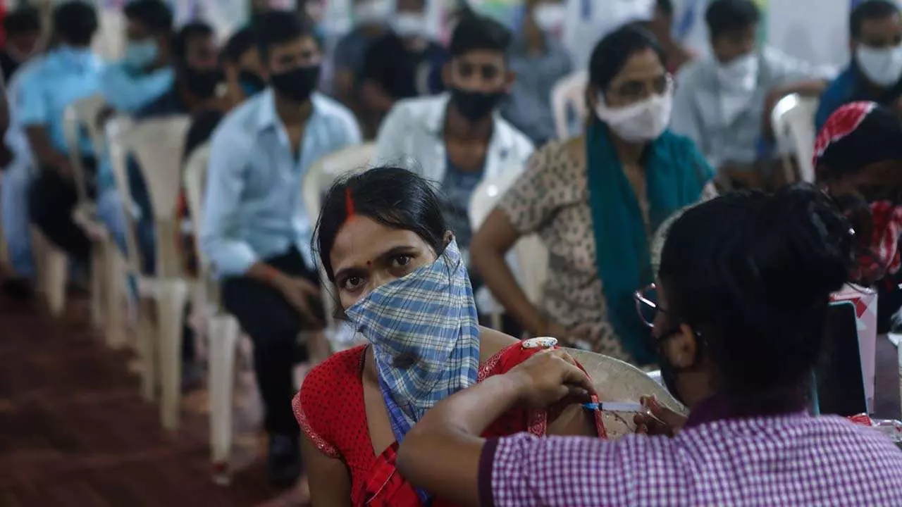 രാജ്യത്ത് കോവിഡ് കേസുകൾ കുത്തനെ കൂടുന്നു; കർശന നിയന്ത്രണങ്ങളുമായി സംസ്ഥാനങ്ങൾ രാജ്യത്ത് കോവിഡ് കേസുകൾ കുത്തനെ കൂടുന്നു; കർശന നിയന്ത്രണങ്ങളുമായി സംസ്ഥാനങ്ങൾ