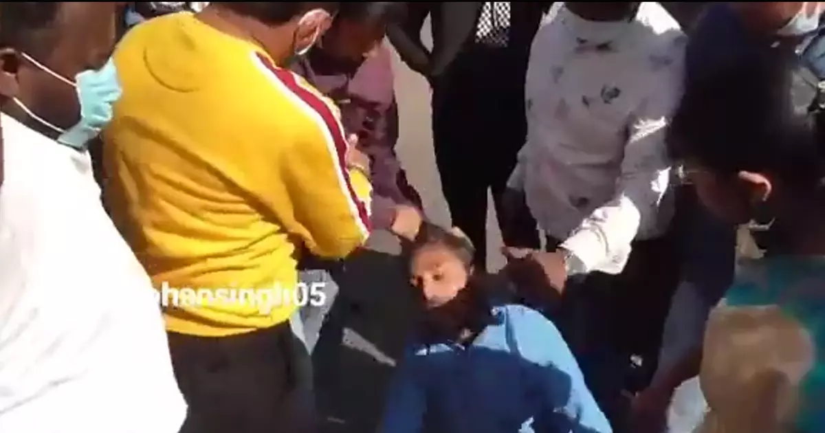 ബൈപോളാർ രോഗബാധിതനായ മുസ്‌ലിം യുവാവിനെ ബിജെപി പ്രവർത്തകർ കൂട്ടം ചേർന്ന് മർദിച്ചു, നിലം നക്കിപ്പിച്ചു