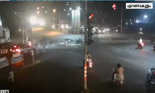 എറണാകുളം വാഹനാപകടം; മൂന്നു പേർക്ക് ഗുരുതര പരിക്ക്