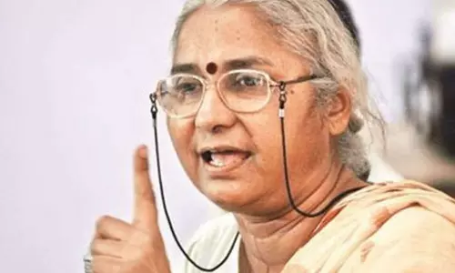 കെ റെയില്; പിണറായിയോട് കൈകൂപ്പി മേധാ പട്കർ കെ റെയില്; പിണറായിയോട് കൈകൂപ്പി മേധാ പട്കർ