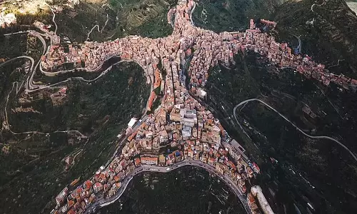 മനുഷ്യ രൂപത്തിൽ ഒരു ഗ്രാമം! ഇറ്റലിയിൽ നിന്ന് ഡ്രോൺ പകർത്തിയ നിഗൂഢ ചിത്രം