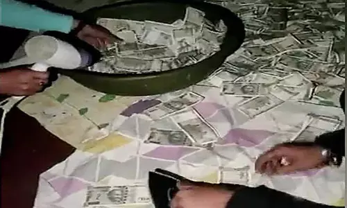 വാട്ടർ ടാങ്കിൽനിന്ന് പിടികൂടിയത് എട്ടുകോടിയുടെ നോട്ടുകെട്ടുകള്‍; മധ്യപ്രദേശിൽ വ്യവസായിയുടെ വീട്ടിൽ വൻ റെയ്ഡ്