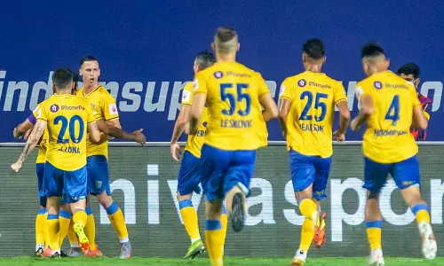 തലയെടുപ്പോടെ കൊമ്പന്മാർ തലപ്പത്ത്: വൻ കയ്യടി, ത്രില്ലടിച്ച് ആരാധകര് തലയെടുപ്പോടെ കൊമ്പന്മാർ തലപ്പത്ത്: വൻ കയ്യടി, ത്രില്ലടിച്ച് ആരാധകര്