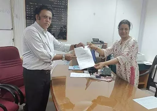 മണിക്കൂറുകൾക്കിടെ ബിജെപി വിട്ട് മന്ത്രിയും എംഎൽഎയും; ഗോവയിൽ എന്താണ് സംഭവിക്കുന്നത്? മണിക്കൂറുകൾക്കിടെ ബിജെപി വിട്ട് മന്ത്രിയും എംഎൽഎയും; ഗോവയിൽ എന്താണ് സംഭവിക്കുന്നത്?