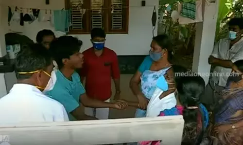 മകന്റെ മരണവിവരം അറിയുന്നത് ആശുപത്രിയില്‍ ജോലിക്കിടെ; കുഴഞ്ഞുവീണ് ധീരജിന്റെ അമ്മ