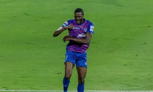 മുംബൈയെ മൂന്ന് ഗോളിന് മുക്കി ബെംഗളുരു; ബ്ലാസ്‌റ്റേഴ്‌സിന്റെ ഒന്നാം സ്ഥാനം സുരക്ഷിതം