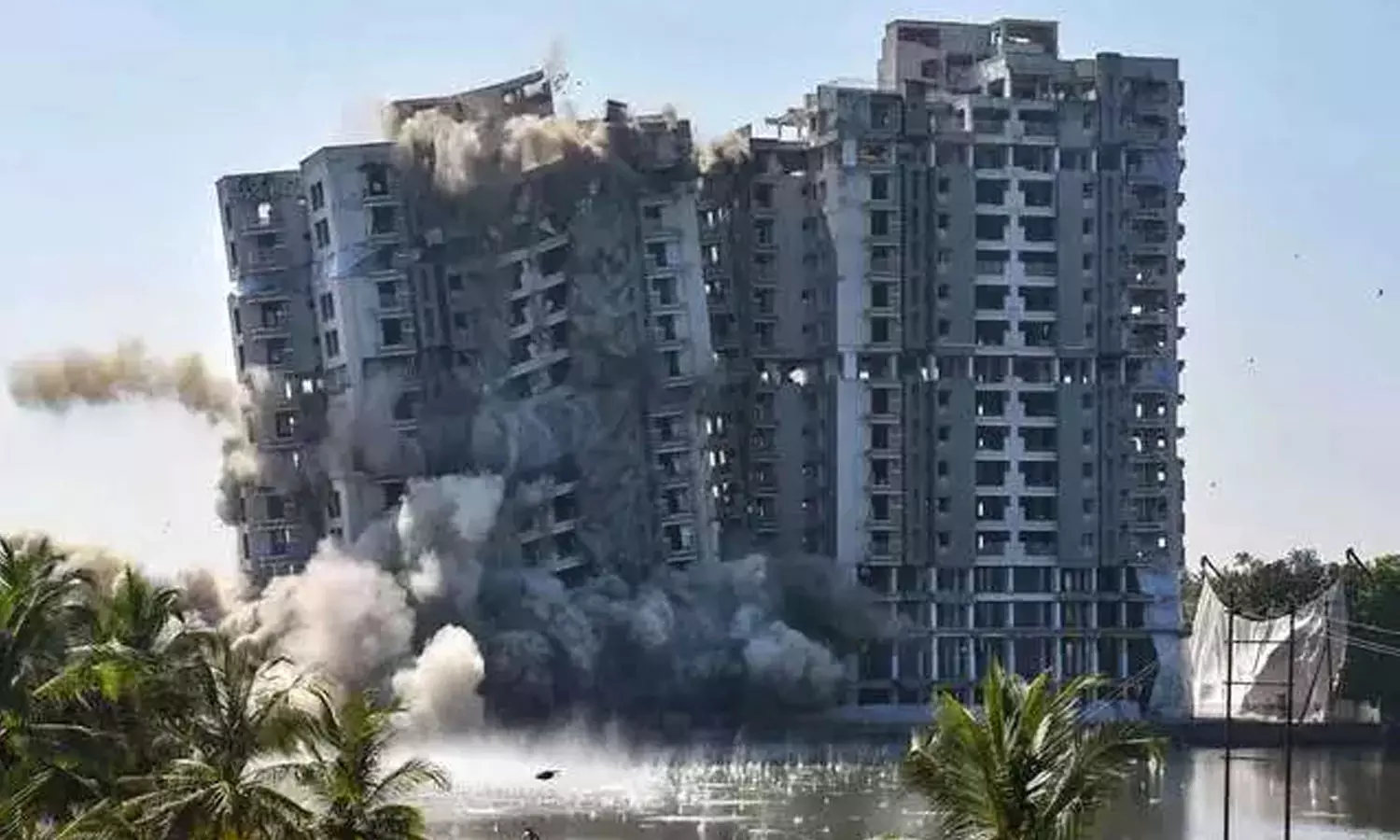 മരടിലെ ഫ്ലാറ്റ് സമുച്ചയങ്ങൾ നിലംപൊത്തിയിട്ട് ഇന്നേക്ക് രണ്ട് വർഷം മരടിലെ ഫ്ലാറ്റ് സമുച്ചയങ്ങൾ നിലംപൊത്തിയിട്ട് ഇന്നേക്ക് രണ്ട് വർഷം