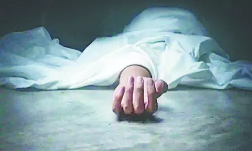 സ്ഥിരമായി ജോലിക്കു പോകാത്തതിനു പിതാവ് ശാസിച്ചു; യുവാവ് സ്വയം കുത്തിമരിച്ചു