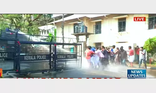 മഹാരാജാസ് കോളജ് ഹോസ്റ്റലിലേക്ക് കെ.എസ്.യു മാർച്ച്; സംഘർഷം മഹാരാജാസ് കോളജ് ഹോസ്റ്റലിലേക്ക് കെ.എസ്.യു മാർച്ച്; സംഘർഷം