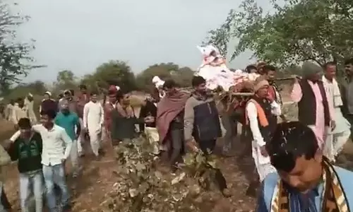 കോവിഡ് നിയന്ത്രണങ്ങള്‍ ലംഘിച്ച് കുരങ്ങിന് വന്‍ സംസ്കാരചടങ്ങ്, തടിച്ചുകൂടിയത് ആയിരങ്ങൾ; വിവാദമായതോടെ നടപടി