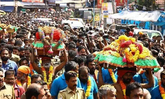 മകരവിളക്ക്: പന്തളം കൊട്ടാരത്തിൽ നിന്നുമുള്ള തിരുവാഭരണ ഘോഷയാത്ര ഇന്ന് പുറപ്പെടും മകരവിളക്ക്: പന്തളം കൊട്ടാരത്തിൽ നിന്നുമുള്ള തിരുവാഭരണ ഘോഷയാത്ര ഇന്ന് പുറപ്പെടും