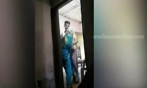 മദ്യപിച്ചെത്തിയ മകൻ അമ്മയെ തല്ലിച്ചതച്ചു; ദൃശ്യങ്ങൾ പുറത്ത്