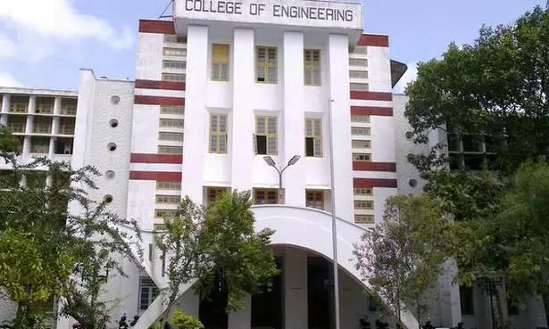 നൂറിലേറെ പേർക്ക് കോവിഡ്: തിരുവനന്തപുരം എൻജീനിയറിങ് കോളജ് അടച്ചു നൂറിലേറെ പേർക്ക് കോവിഡ്: തിരുവനന്തപുരം എൻജീനിയറിങ് കോളജ് അടച്ചു