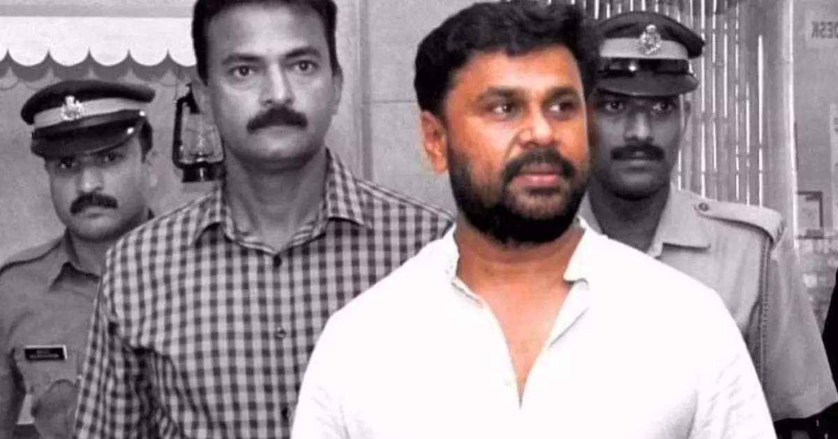 നടിയെ ആക്രമിച്ച കേസ്: ദിലീപിന്‍റെ വീട്ടില്‍ പൊലീസ് റെയ്ഡ്