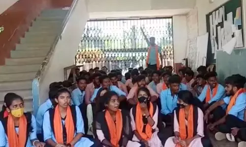 കാവി ഷാള് ധരിച്ച് എ.ബി.വി.പി പ്രതിഷേധം: കോളജില് ഹിജാബ് നിരോധിച്ചു കാവി ഷാള് ധരിച്ച് എ.ബി.വി.പി പ്രതിഷേധം: കോളജില് ഹിജാബ് നിരോധിച്ചു