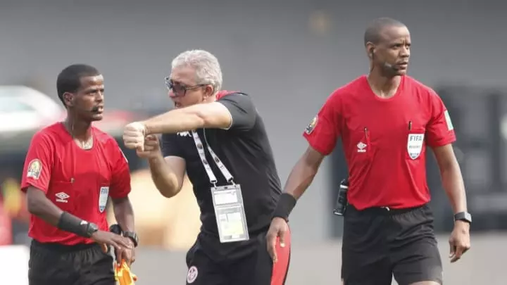 കളിയവസാനിക്കും മുമ്പേ  ഫൈനല്‍ വിസില്‍, ഒന്നല്ല രണ്ടു തവണ!; വിവാദ നായകനായി റഫറി