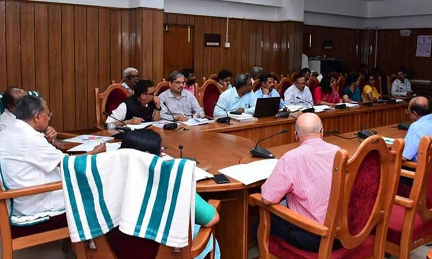 സംസ്ഥാനത്ത് കൂടുതല് നിയന്ത്രണങ്ങള് ഏര്പ്പെടുത്തുമോ? മുഖ്യമന്ത്രി വിളിച്ച അടിയന്തര യോഗം ഇന്ന് സംസ്ഥാനത്ത് കൂടുതല് നിയന്ത്രണങ്ങള് ഏര്പ്പെടുത്തുമോ? മുഖ്യമന്ത്രി വിളിച്ച അടിയന്തര യോഗം ഇന്ന്