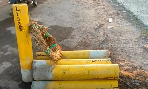 കണ്ണൂരിൽ സിൽവർ ലൈൻ സർവേക്കല്ലുകൾ പിഴുതു മാറ്റി റീത്തു വെച്ച നിലയിൽ കണ്ണൂരിൽ സിൽവർ ലൈൻ സർവേക്കല്ലുകൾ പിഴുതു മാറ്റി റീത്തു വെച്ച നിലയിൽ