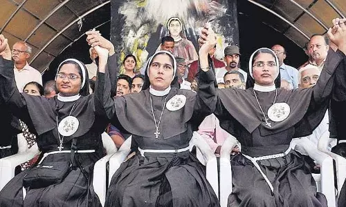 സമാനതകളില്ലാത്ത പോരാട്ടം; ഫ്രാങ്കോ കുറ്റവിമുക്തനാകുമ്പോഴും ചരിത്രം മറക്കില്ല ആ ഐതിഹാസിക സമരം സമാനതകളില്ലാത്ത പോരാട്ടം; ഫ്രാങ്കോ കുറ്റവിമുക്തനാകുമ്പോഴും ചരിത്രം മറക്കില്ല ആ ഐതിഹാസിക സമരം