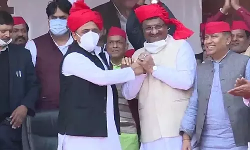 ബിജെപി വിട്ട രണ്ട് മന്ത്രിമാരും ആറ് എംഎൽഎമാരും എസ്പിയിൽ ചേർന്നു