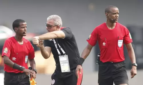 കളിയവസാനിക്കും മുമ്പേ  ഫൈനല്‍ വിസില്‍, ഒന്നല്ല രണ്ടു തവണ!; വിവാദ നായകനായി റഫറി