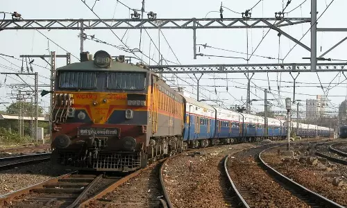 റെയിൽവേ ട്രാക്കിൽ സിമന്റ് തൂൺ, ഇടിച്ച് തെറിപ്പിച്ച് രാജധാനി;അട്ടിമറി ശ്രമമെന്ന് സംശയം റെയിൽവേ ട്രാക്കിൽ സിമന്റ് തൂൺ, ഇടിച്ച് തെറിപ്പിച്ച് രാജധാനി;അട്ടിമറി ശ്രമമെന്ന് സംശയം