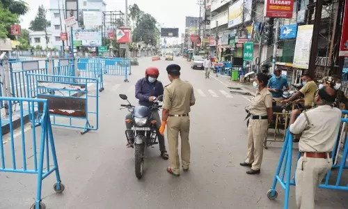 സംസ്ഥാനത്ത് നിയന്ത്രണങ്ങൾ കടുപ്പിക്കുന്നു; ടിപിആർ 30 ന് മുകളിലുള്ള പ്രദേശങ്ങളിൽ പൊതുചടങ്ങുകൾക്ക് വിലക്ക്