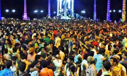 ആള്‍ക്കൂട്ട നിയന്ത്രണം മതചടങ്ങുകൾക്കും ബാധകമാക്കി; കോടതി പ്രവർത്തനം ഇനി ഓൺലൈനിൽ