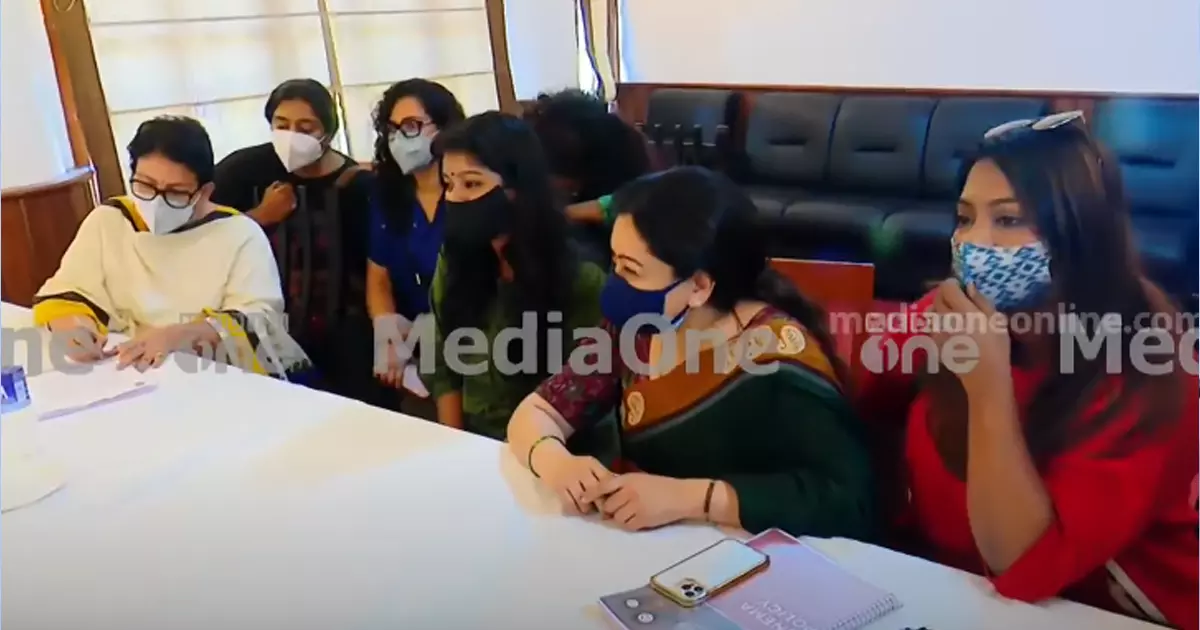 നടിയെ ആക്രമിച്ച കേസ്, ഹേമ കമ്മീഷന്‍: ഡബ്ല്യു.സി.സി വനിതാകമ്മീഷന് മുന്നില്‍