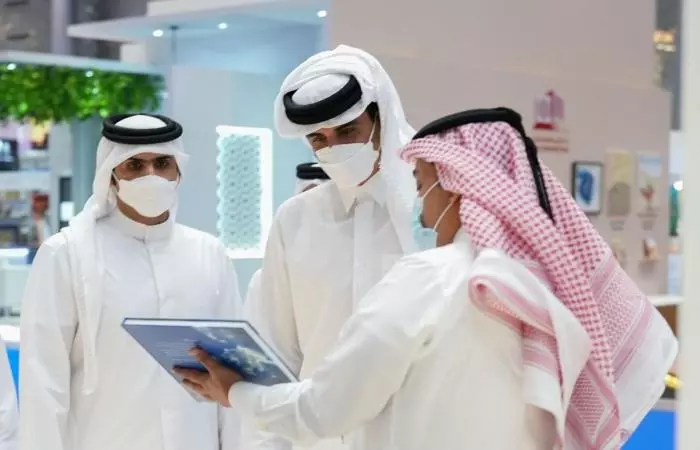 ഖത്തര്‍ അമീര്‍ ദോഹ പുസ്തകോത്സവം സന്ദര്‍ശിച്ചു