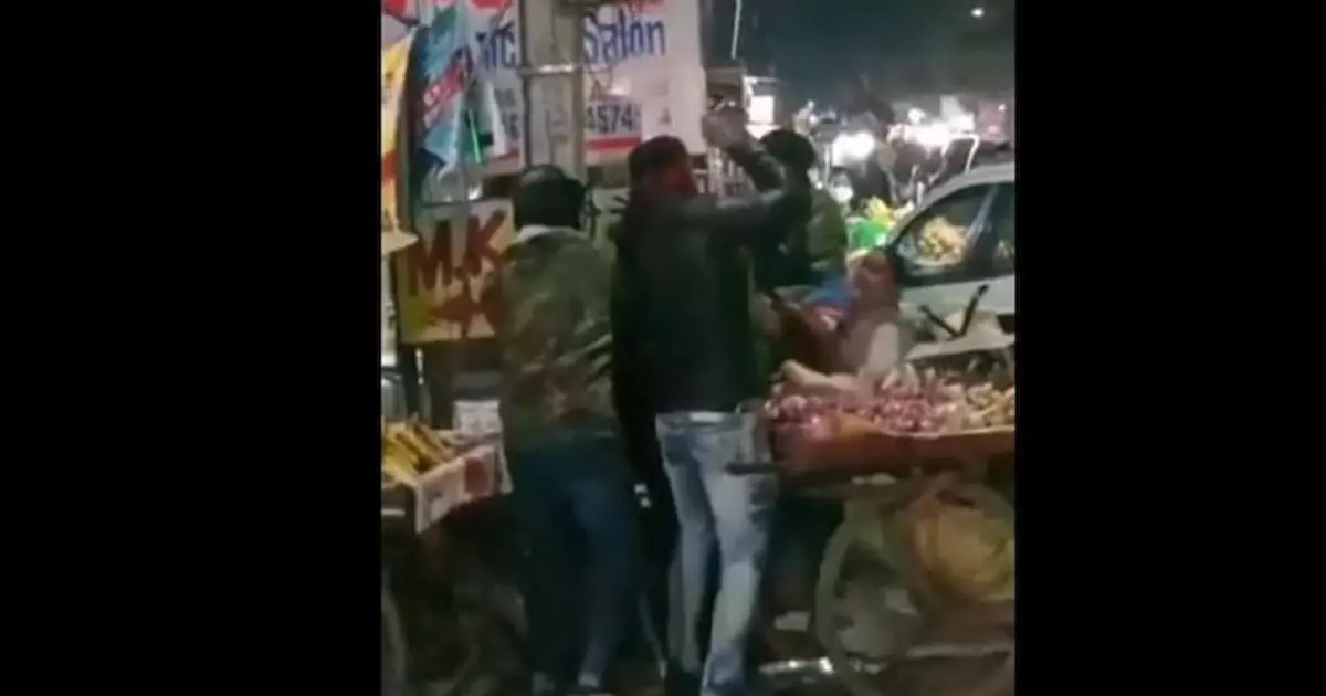 ക്ലിനിക്കിന് മുമ്പിൽ പച്ചക്കറി വണ്ടി നിർത്തിയിട്ടു; ഡോക്ടറടക്കമുള്ളവർ കച്ചടവടക്കാരിയെ മർദ്ദിച്ചു